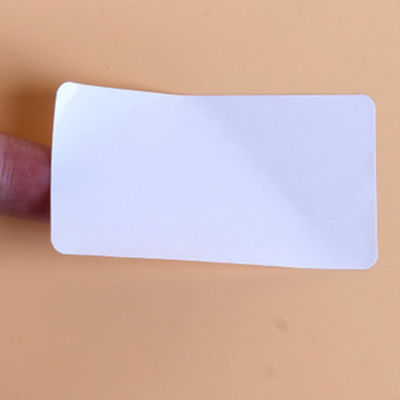 La forme découpée avec des matrices CMYK colorent les labels ISO9001 2000 vides imperméables