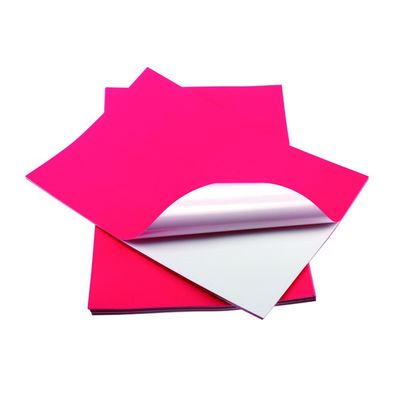 Papier adhésif d'autocollant de vinyle de taille de lettre de papier d'autocollant de pâte de bois de la prime 100% de la couleur A4 haut