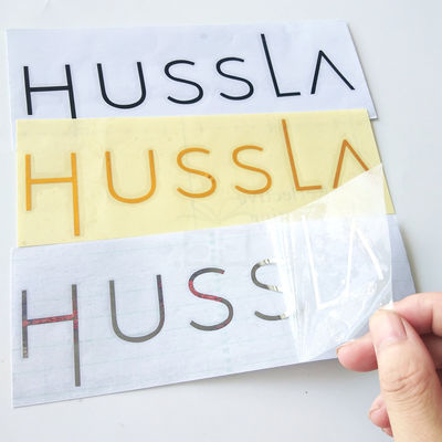 L'alphabet mince permanent marque avec des lettres les décalques découpés avec des matrices de vinyle de transfert de chaleur d'autocollant de transfert de chaleur de voiture